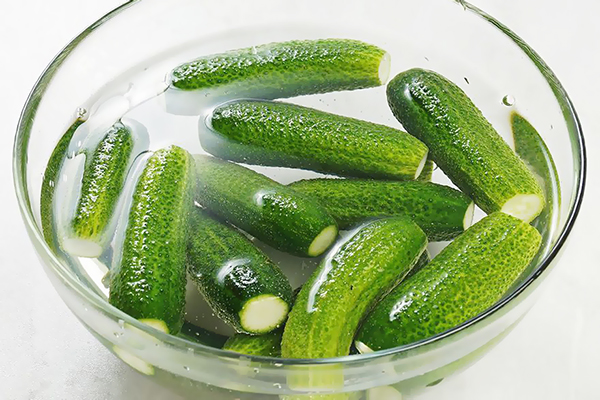 Огурцы в миске с водой