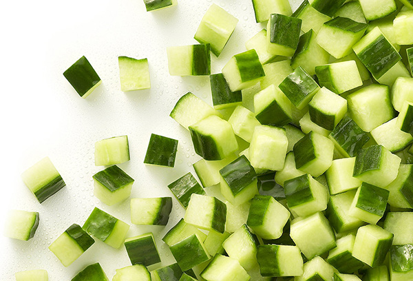 Нарезанные кубиками огурцы
